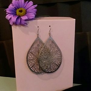 Siver (foil texture).. tear drop webb earrings..